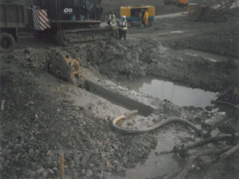 Grab digging the pile - Bentonite being used as a support fluid